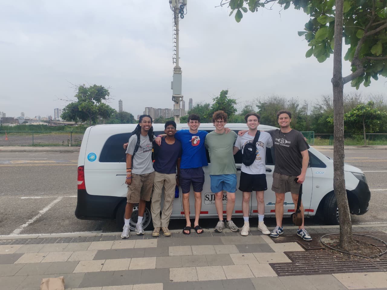 Grupo de viajeros junto a un vehículo de Evertrip